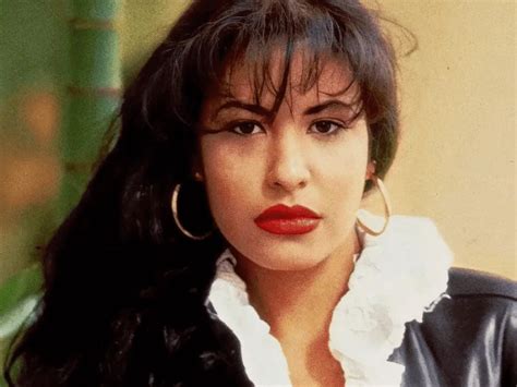 Foto de retrato de Selena Quintanilla con su icónico maquillaje y sonrisa