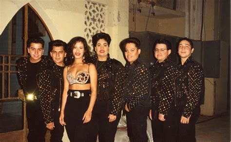 Fotografía de Selena y Los Dinos en sus inicios, tocando en un evento