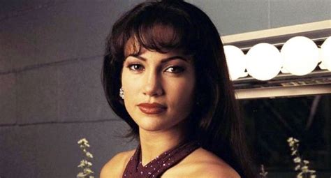 Imagen de Jennifer Lopez interpretando a Selena en la película biográfica