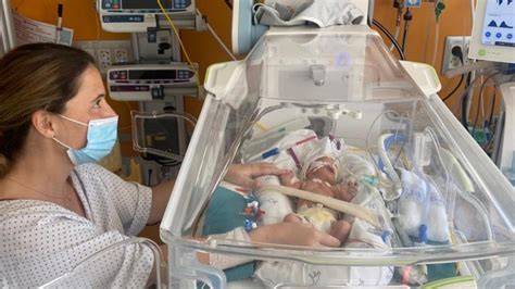Esquema de un bebé prematuro en incubadora con sus padres