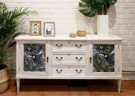 Mueble de recibidor restaurado con pintura a la tiza y tiradores nuevos