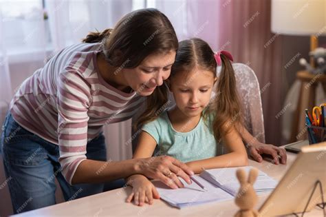 Madre e hija haciendo los deberes juntas en un ambiente de apoyo