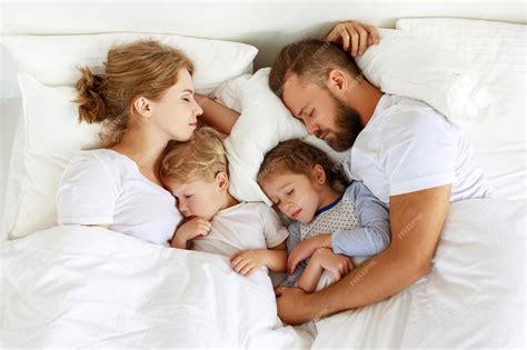 Ilustración histórica representando a una familia durmiendo junta en una sola habitación.