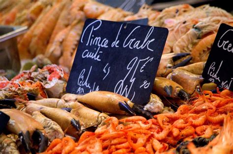 Marché de produits de la mer sur le quai