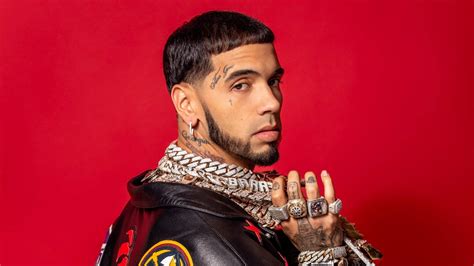 Anuel AA posando en un evento musical
