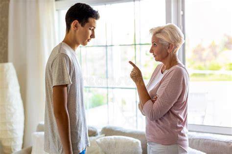 Madre e hijo discutiendo, con una guitarra acústica de fondo