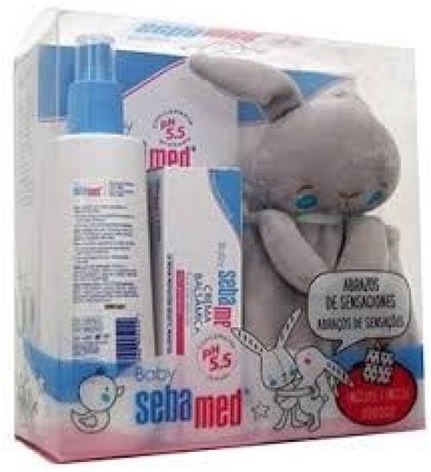 Foto de una canastilla de productos Sebamed Baby con un bebé feliz