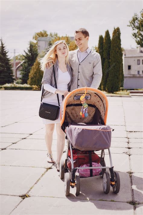Familia joven paseando con un cochecito moderno de Be Cool