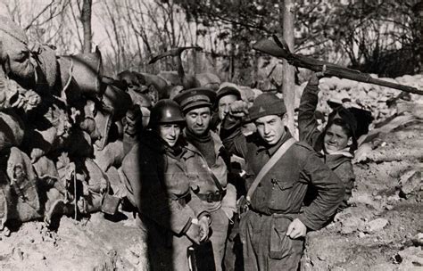 Foto histórica de soldados republicanos en el frente de la Guerra Civil