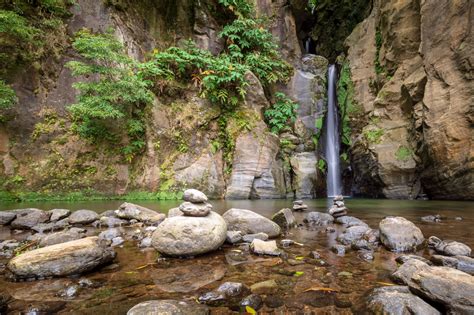 Piscina natural al pie de la cascada Salto do Cabrito con personas bañándose