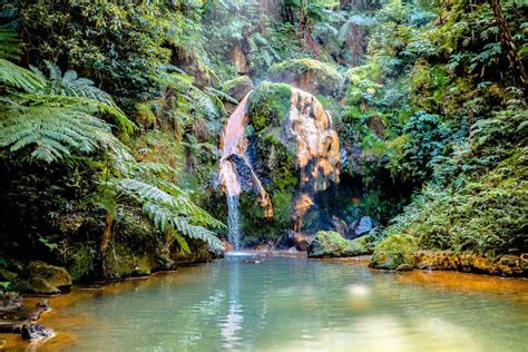 Piscinas termales de Caldeira Velha con exuberante vegetación
