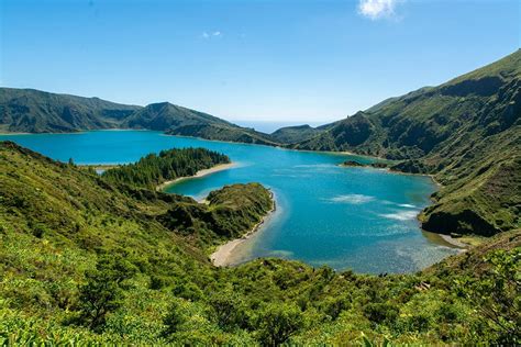 Vista aérea de Lagoa do Fogo, un lago azul en un cráter volcánico