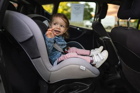 Esquema de la silla de auto Scout i-Size Play con sus componentes principales