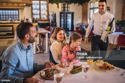 Foto de una familia almorzando en un entorno de exposición
