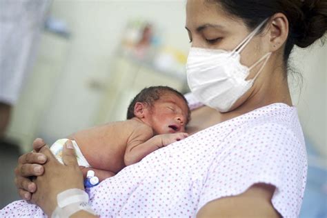 Foto temática: Madres donando leche materna o bebés prematuros en incubadoras