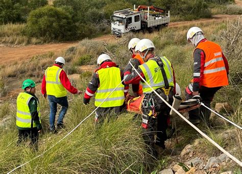 Foto de equipos de rescate y personal médico atendiendo a heridos en el lugar del accidente ferroviario