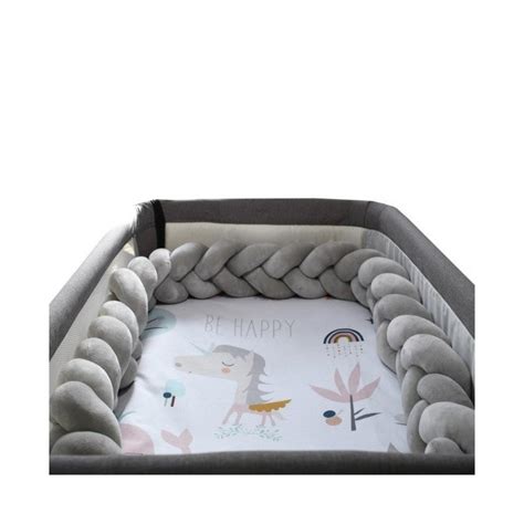 Cuna con un reductor de trenza decorativo