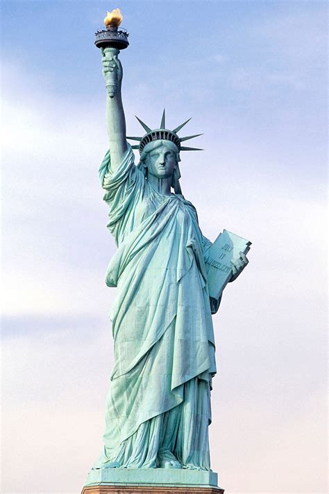 Foto de la Estatua de la Libertad con el sol de fondo