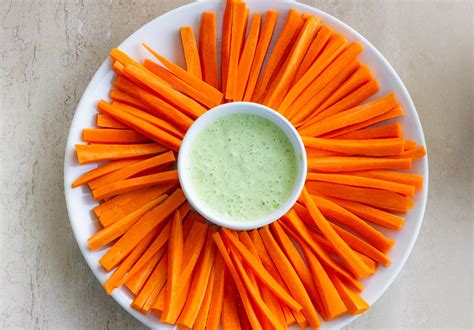 foto de palitos de zanahoria cruda como snack saludable para embarazadas