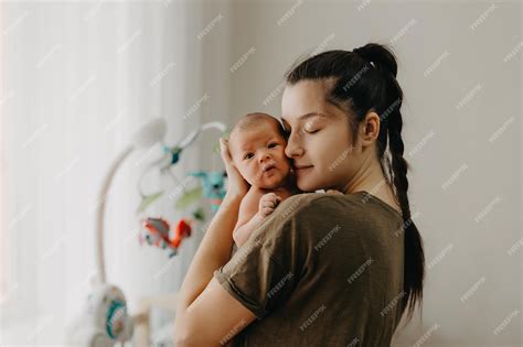 Foto temática de una nueva madre cuidando de sí misma o de su bebé