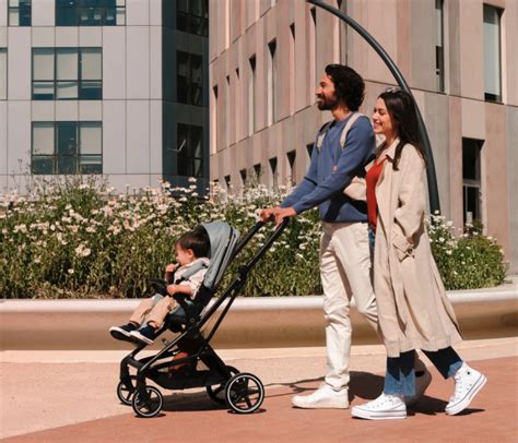 Foto de la silla de paseo Casualplay Kudu en un entorno urbano, destacando su diseño moderno.