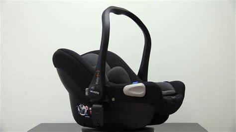 Foto del portabebés Baby 0+ de Casualplay instalado en un coche.