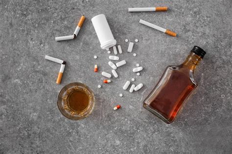 imagen de cigarrillos, botellas de alcohol y pastillas