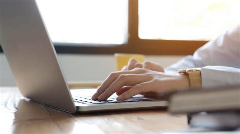 imagen de una persona usando una laptop en su regazo