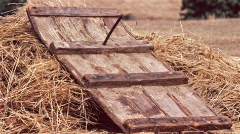 Diagrama o infografía de las partes de un trillo tradicional, mostrando tablas, cabezales y la distribución de las piedras.