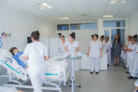 Estudiantes de enfermería en prácticas en un entorno de simulación
