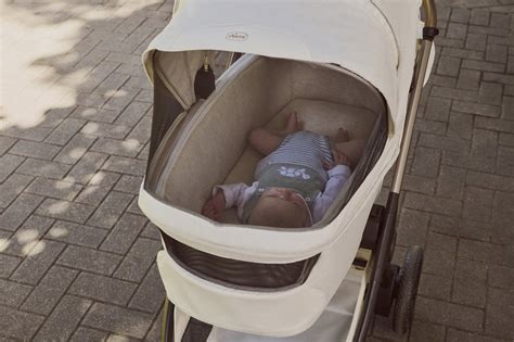Foto detallada de un capazo Chicco con un bebé durmiendo