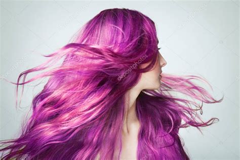 mujer embarazada con cabello teñido de forma segura