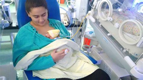 Padres practicando el método canguro con su bebé prematuro