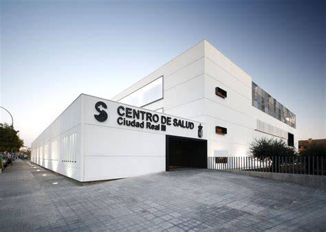 Foto exterior de un centro de salud moderno en una ciudad