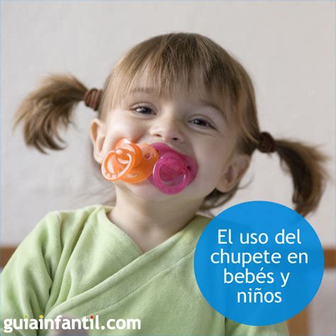 Niño dejando su chupete en un evento simbólico