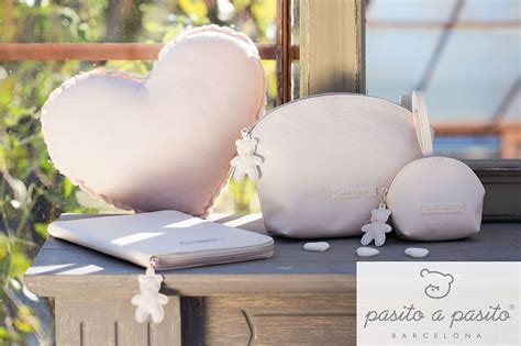Diseño elegante de la colección Inés de Pasito a Pasito en polipiel acolchada, mostrando la variedad de colores disponibles.