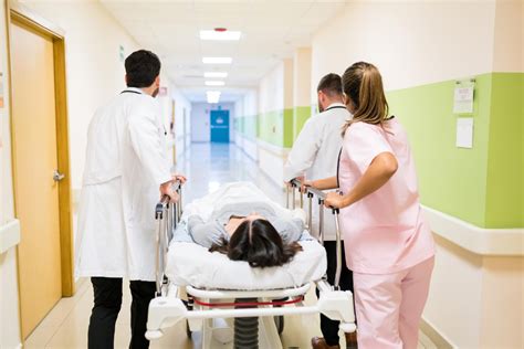 imagen de una mujer siendo atendida en una camilla de urgencias con personal médico a su alrededor