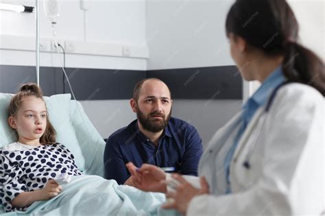 Foto temática: Padres preocupados en un hospital infantil