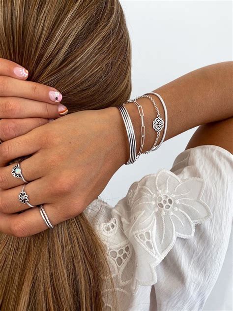 Colección de joyas de plata con gargantillas, pulseras y anillos