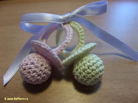 Chupetes de ganchillo en diferentes colores y modelos