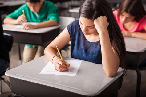 Foto de un aula de examen o materiales de estudio para OPE