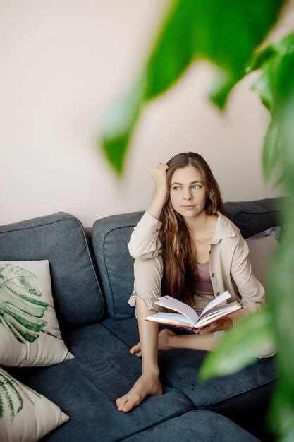 Mujer relajándose y leyendo un libro para gestionar el estrés