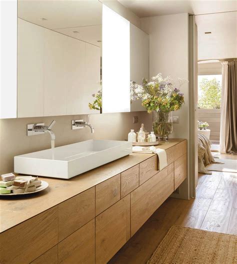 Mueble de baño suspendido con diseño de listones de madera.