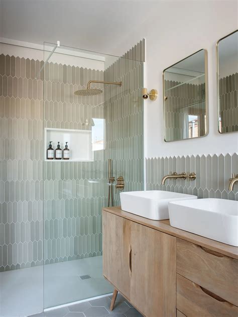 Composición de baño moderno con combinación de mármol y madera.