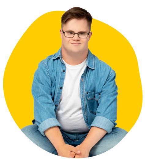 Foto de un adulto joven con síndrome de Down mostrando características físicas