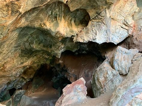 Foto de la Cueva del Gigante y el árbol de chupetes en Keflavik