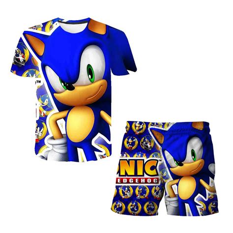 Niño usando camiseta y pantalones cortos de Sonic