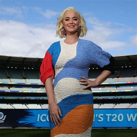 Foto de Katy Perry embarazada con crop top 'Smile' y mascarilla