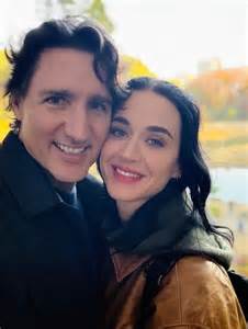 Selfie de Katy Perry con sujetador Medela y braga posparto