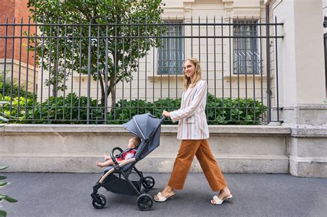Foto detallada de la silla de paseo Chicco Goody XPlus en un entorno urbano